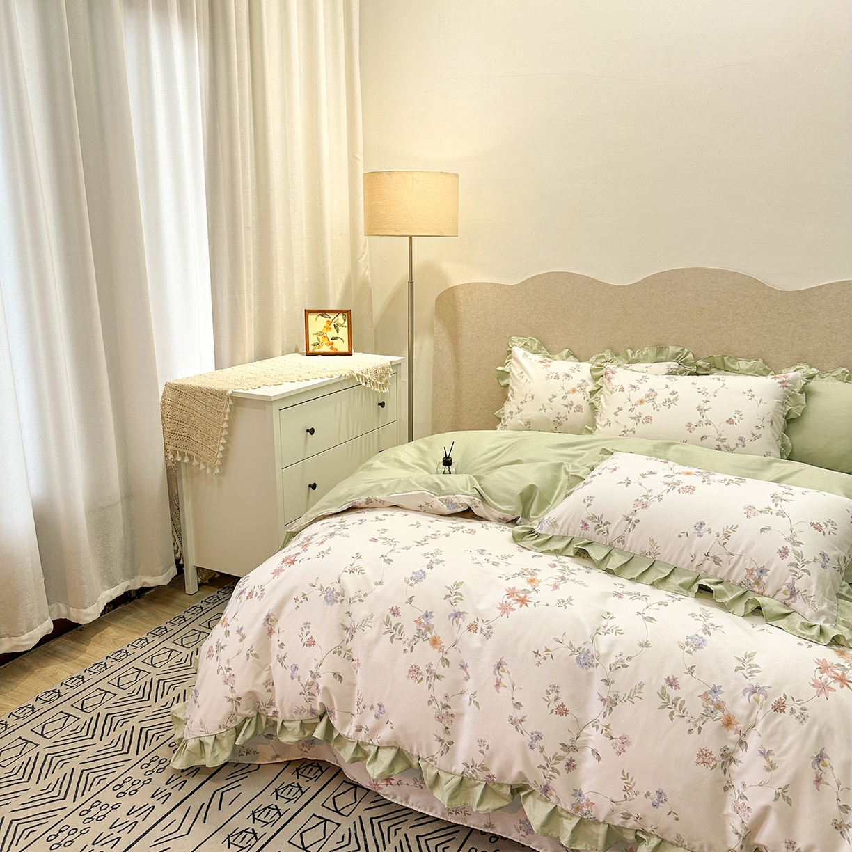 91家纺网 家纺一手货源 找家纺 橙艺家居 2026新款丝光全棉纯棉印花花边四件套-爱丽丝柔棉 严格控价，券后、活动后标准不得低于248元，以此类推。 花野初柠