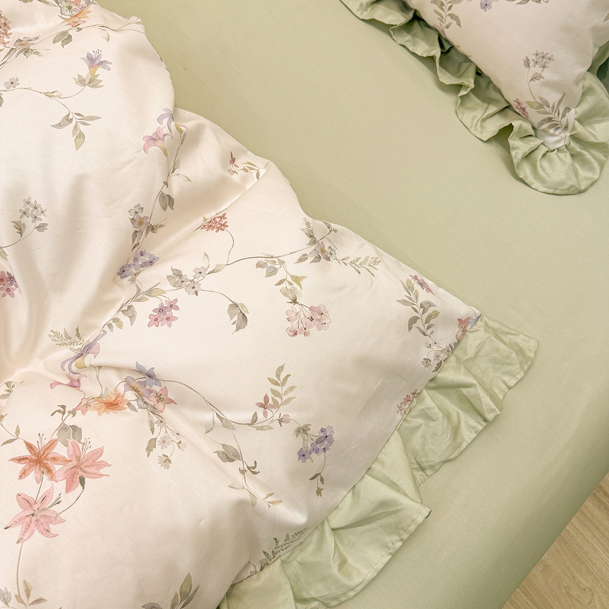 91家纺网 家纺一手货源 找家纺 橙艺家居 2026新款丝光全棉纯棉印花花边四件套-爱丽丝柔棉 严格控价，券后、活动后标准不得低于248元，以此类推。 花野初柠