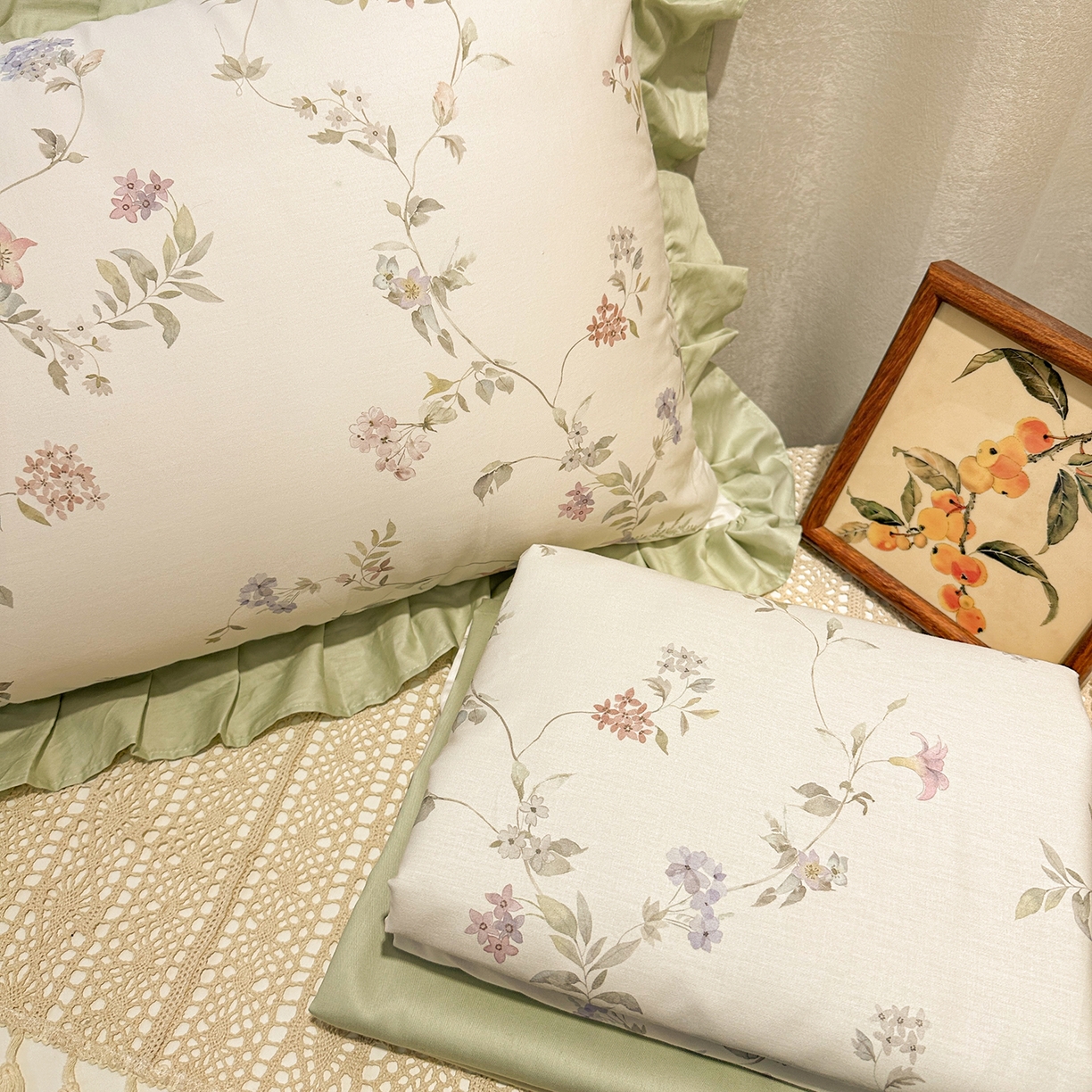 91家纺网 家纺一手货源 找家纺 橙艺家居 2026新款丝光全棉纯棉印花花边四件套-爱丽丝柔棉 严格控价，券后、活动后标准不得低于248元，以此类推。 花野初柠