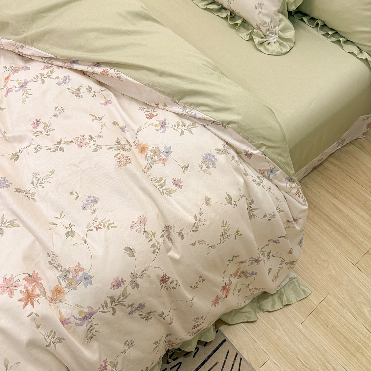 91家纺网 家纺一手货源 找家纺 橙艺家居 2026新款丝光全棉纯棉印花花边四件套-爱丽丝柔棉 严格控价，券后、活动后标准不得低于248元，以此类推。 花野初柠