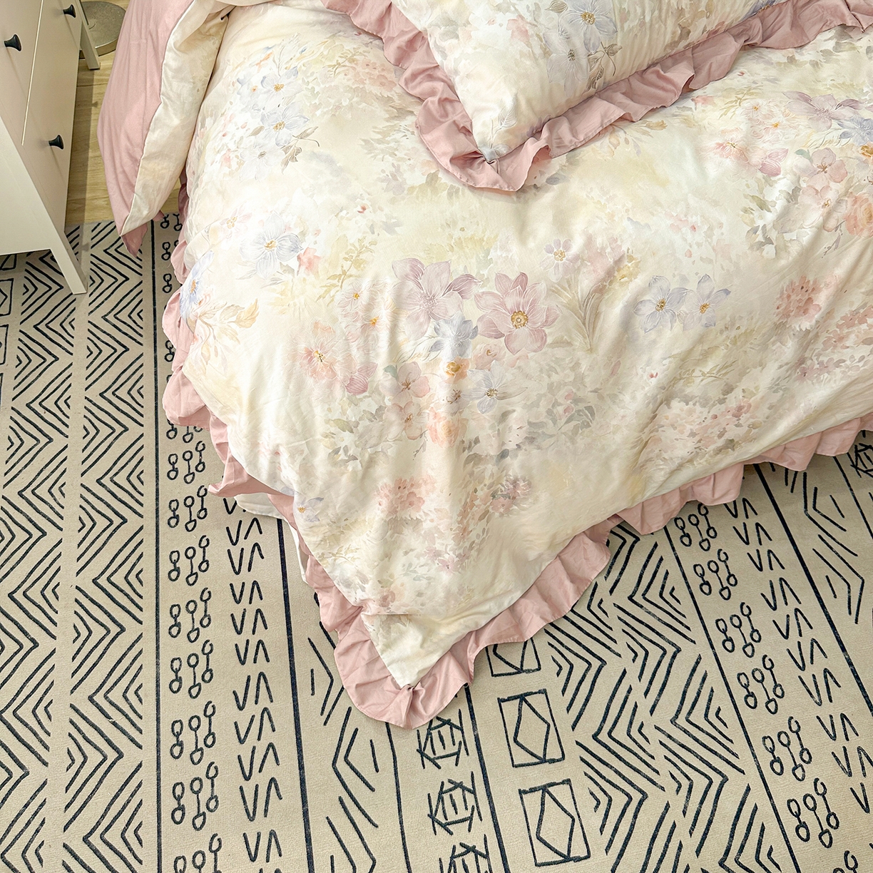 91家纺网 家纺一手货源 找家纺 橙艺家居 2026新款丝光全棉纯棉印花花边四件套-爱丽丝柔棉 严格控价，券后、活动后标准不得低于248元，以此类推。 花影里