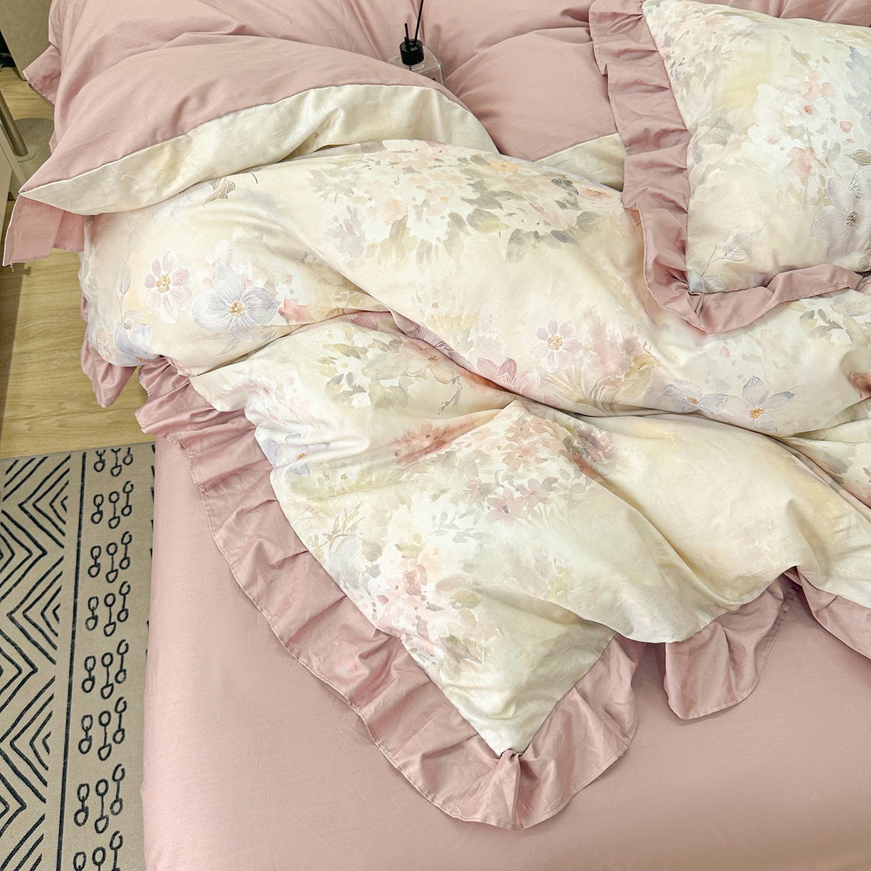 91家纺网 家纺一手货源 找家纺 橙艺家居 2026新款丝光全棉纯棉印花花边四件套-爱丽丝柔棉 严格控价，券后、活动后标准不得低于248元，以此类推。 花影里