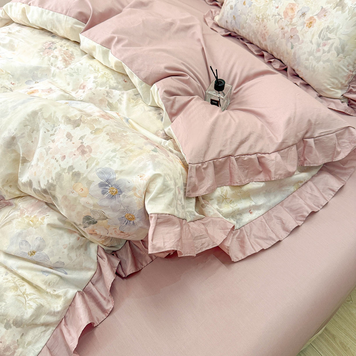 91家纺网 家纺一手货源 找家纺 橙艺家居 2026新款丝光全棉纯棉印花花边四件套-爱丽丝柔棉 严格控价，券后、活动后标准不得低于248元，以此类推。 花影里