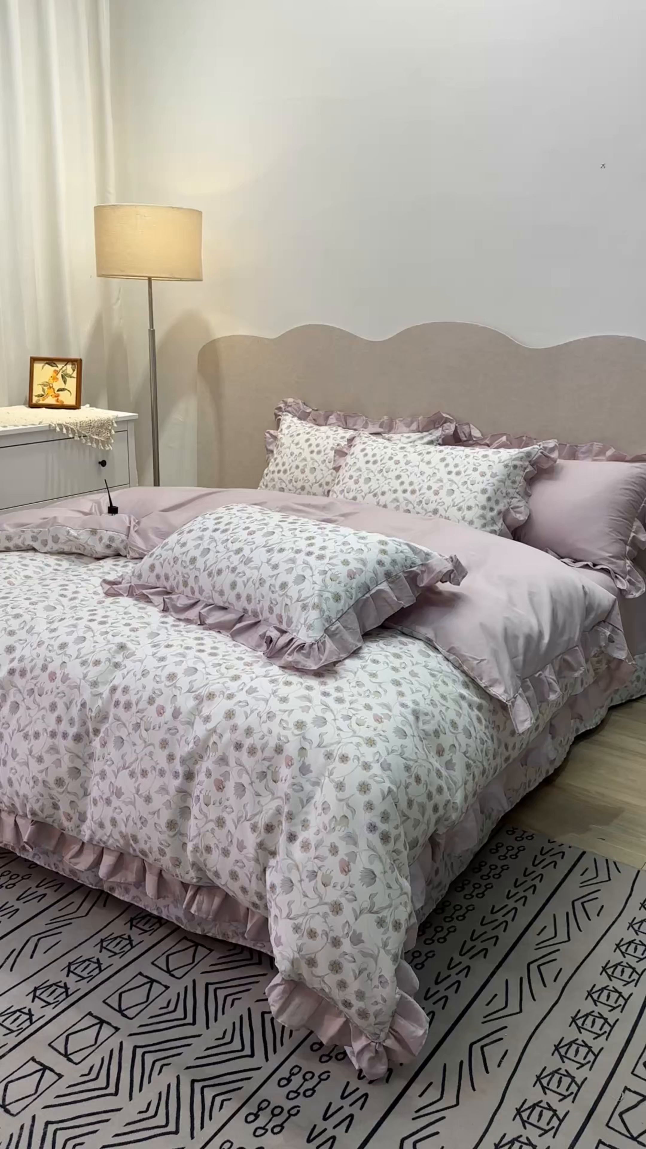 91家纺网 家纺一手货源 找家纺 橙艺家居 2026新款丝光全棉纯棉印花花边四件套-爱丽丝柔棉 严格控价，券后、活动后标准不得低于248元，以此类推。 蔷薇眠