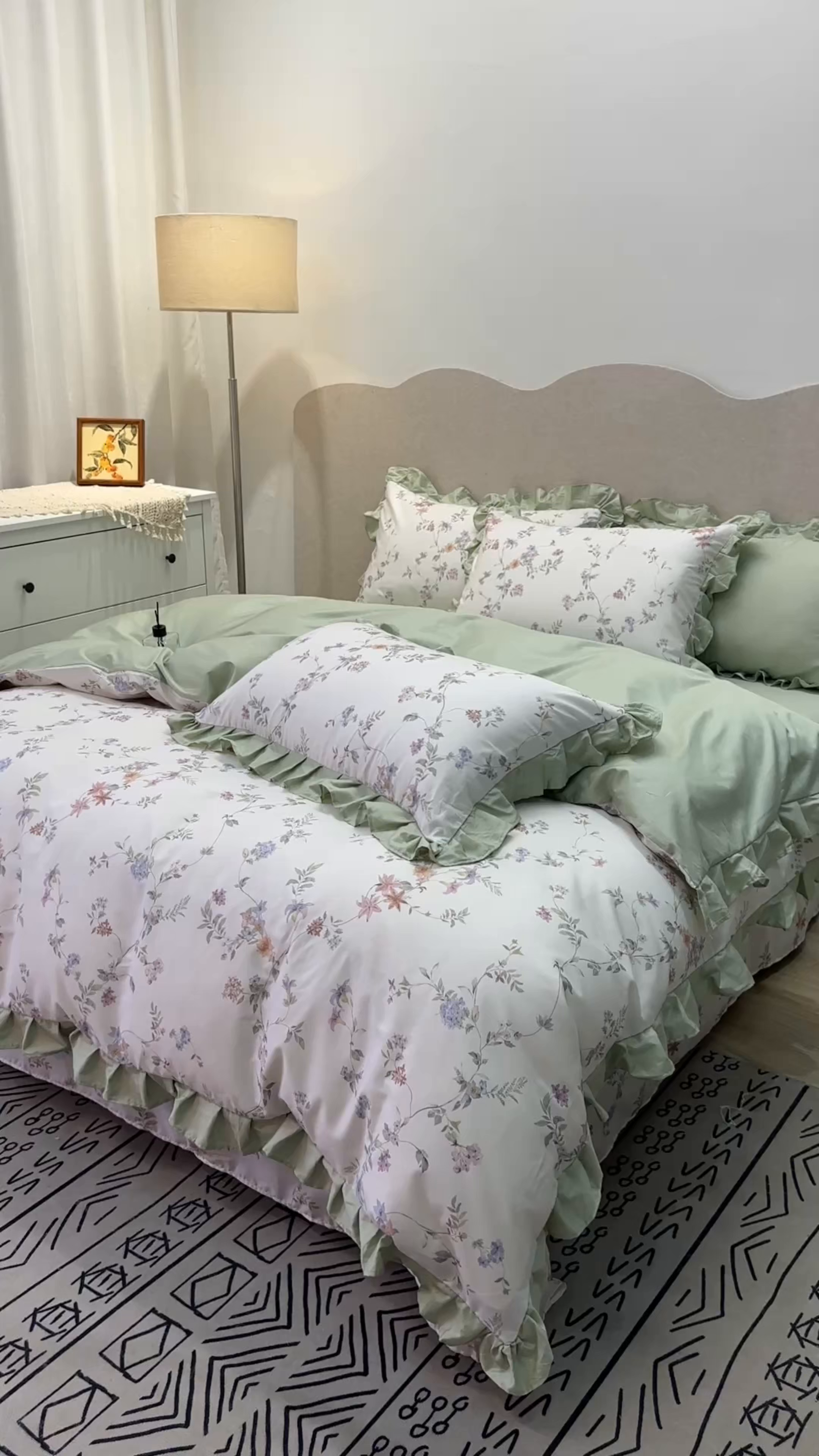 91家纺网 家纺一手货源 找家纺 橙艺家居 2026新款丝光全棉纯棉印花花边四件套-爱丽丝柔棉 严格控价，券后、活动后标准不得低于248元，以此类推。 花野初柠