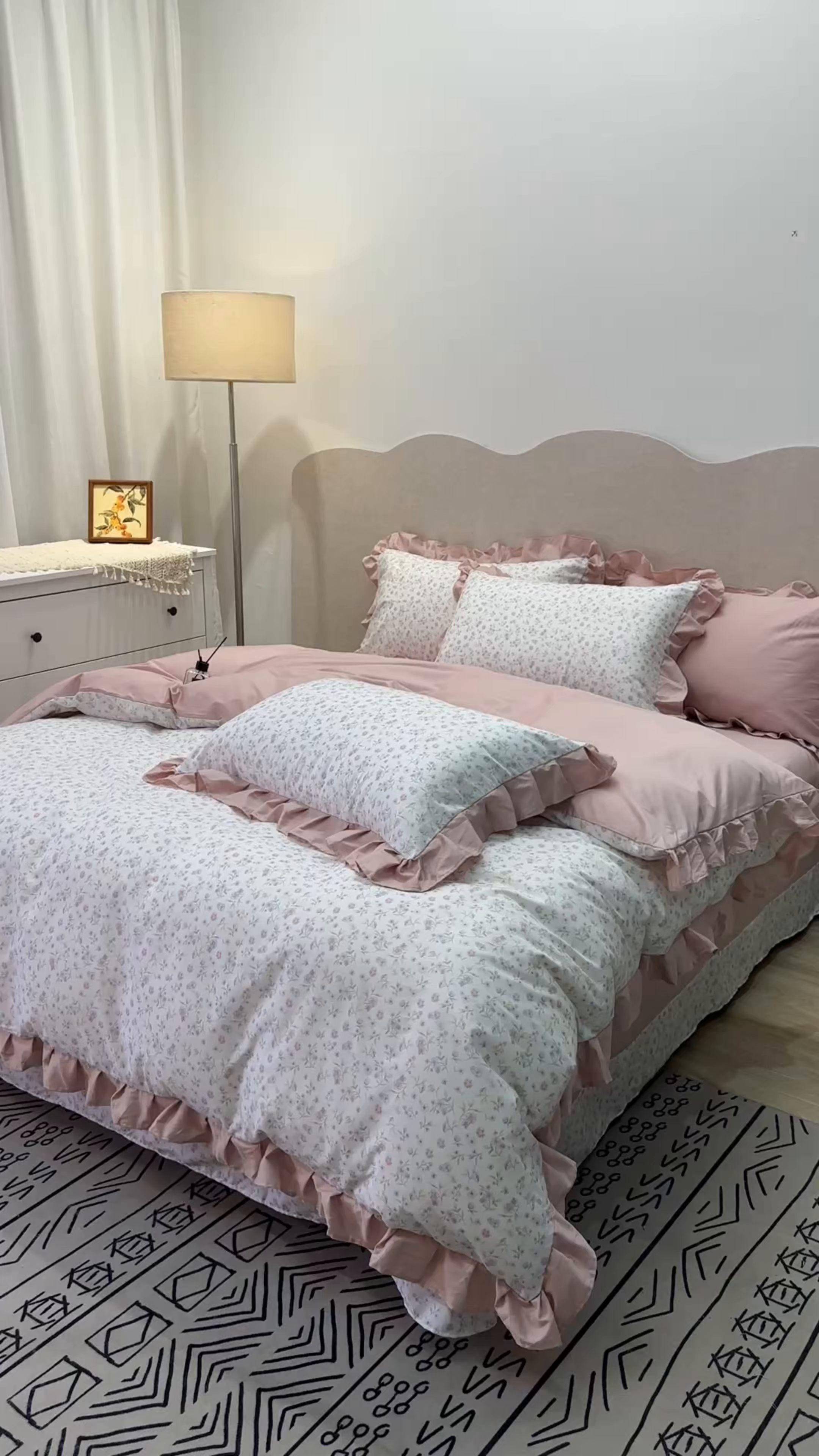 91家纺网 家纺一手货源 找家纺 橙艺家居 2026新款丝光全棉纯棉印花花边四件套-爱丽丝柔棉 严格控价，券后、活动后标准不得低于248元，以此类推。 茶语山