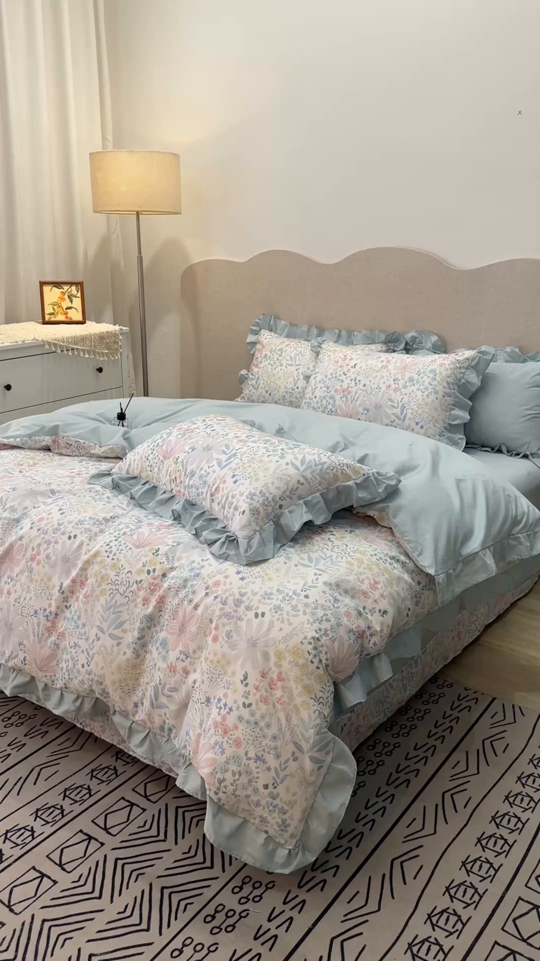 91家纺网 家纺一手货源 找家纺 橙艺家居 2026新款丝光全棉纯棉印花花边四件套-爱丽丝柔棉 严格控价，券后、活动后标准不得低于248元，以此类推。 沐初