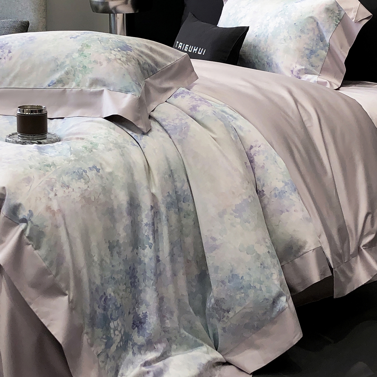 91家纺网 家纺一手货源 找家纺 太古汇家居 2026新款高支高密长绒棉专版数码印花四件套-会员260/280 券后控价——券后不低于348（严格按照控价） 沁园花语-紫色