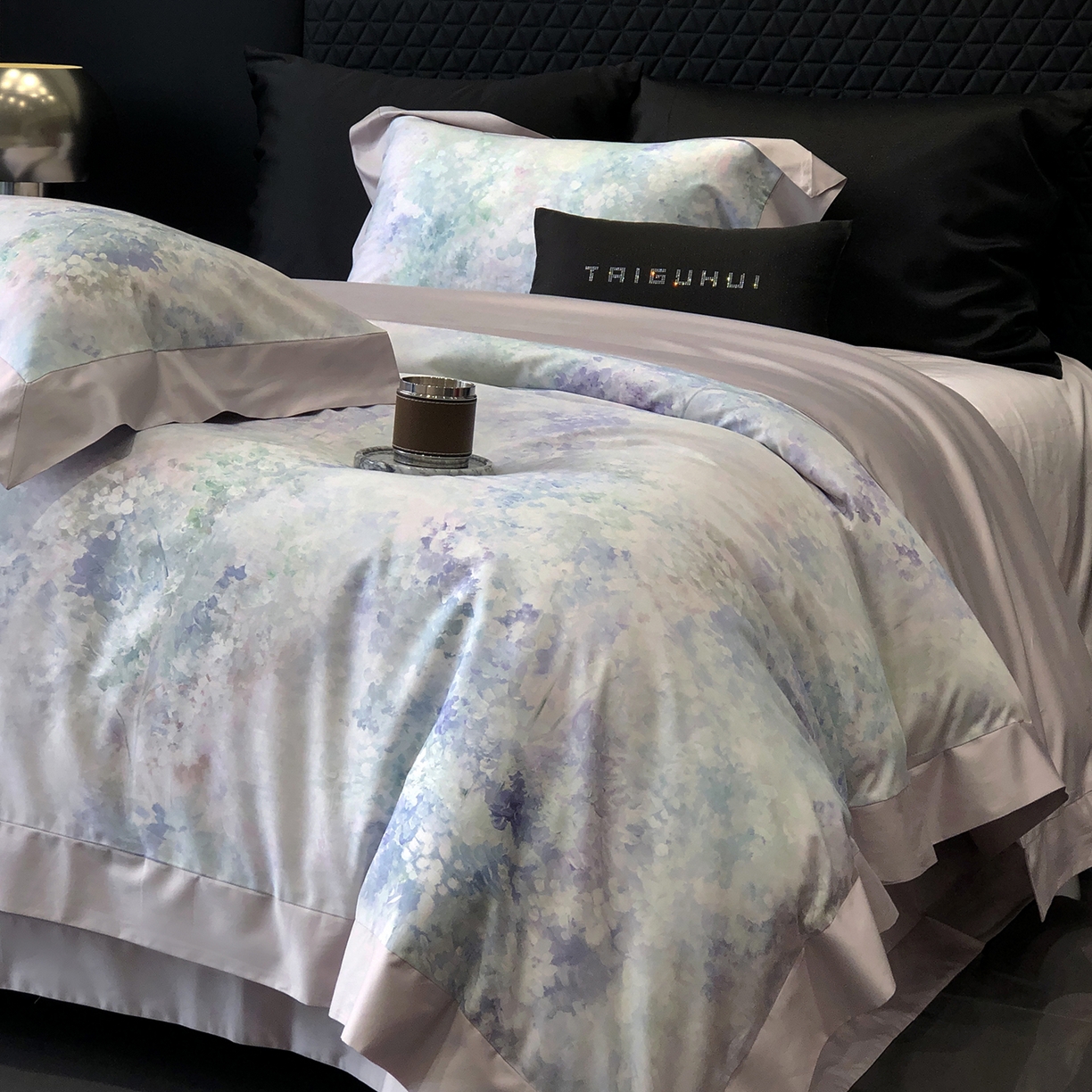 91家纺网 家纺一手货源 找家纺 太古汇家居 2026新款高支高密长绒棉专版数码印花四件套-会员260/280 券后控价——券后不低于348（严格按照控价） 沁园花语-紫色