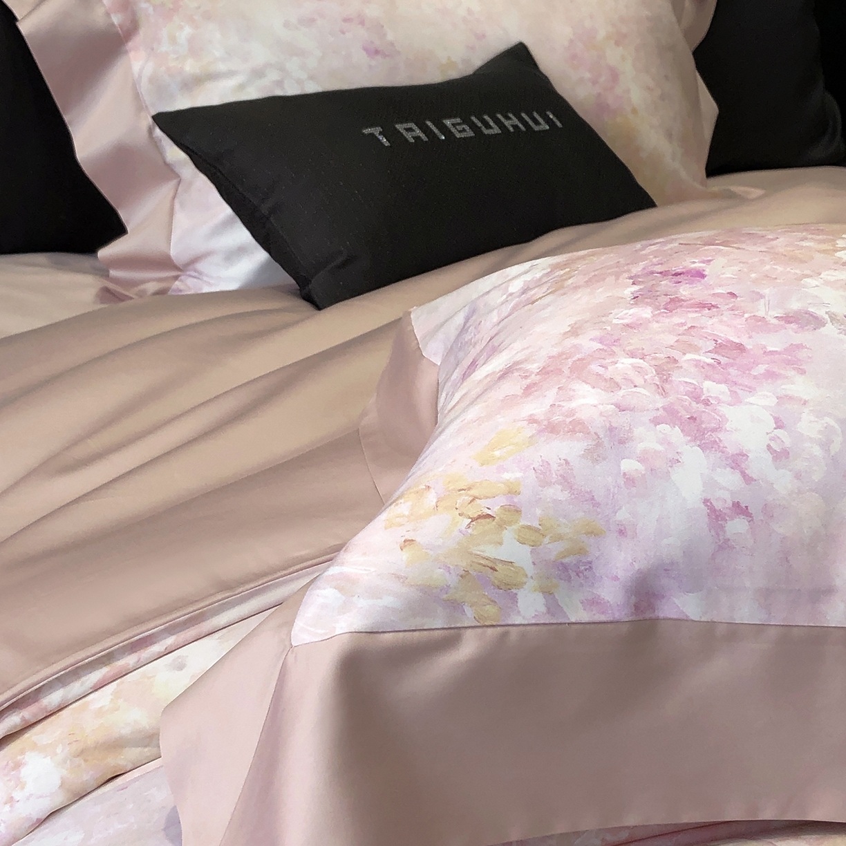 91家纺网 家纺一手货源 找家纺 太古汇家居 2026新款高支高密长绒棉专版数码印花四件套-会员260/280 券后控价——券后不低于348（严格按照控价） 沁园花语-粉色