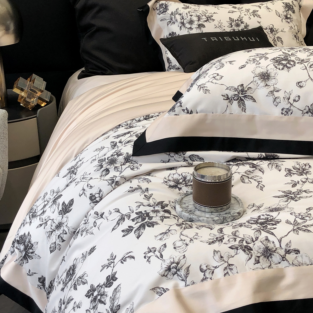 91家纺网 家纺一手货源 找家纺 太古汇家居 2026新款高支高密长绒棉专版数码印花四件套-会员260/280 券后控价——券后不低于348（严格按照控价） 艾德琳-粉色