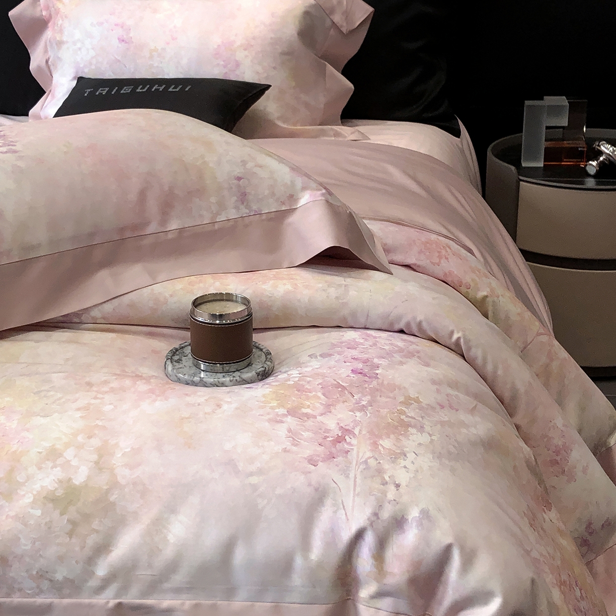 91家纺网 家纺一手货源 找家纺 太古汇家居 2026新款高支高密长绒棉专版数码印花四件套-会员260/280 券后控价——券后不低于348（严格按照控价） 沁园花语-粉色