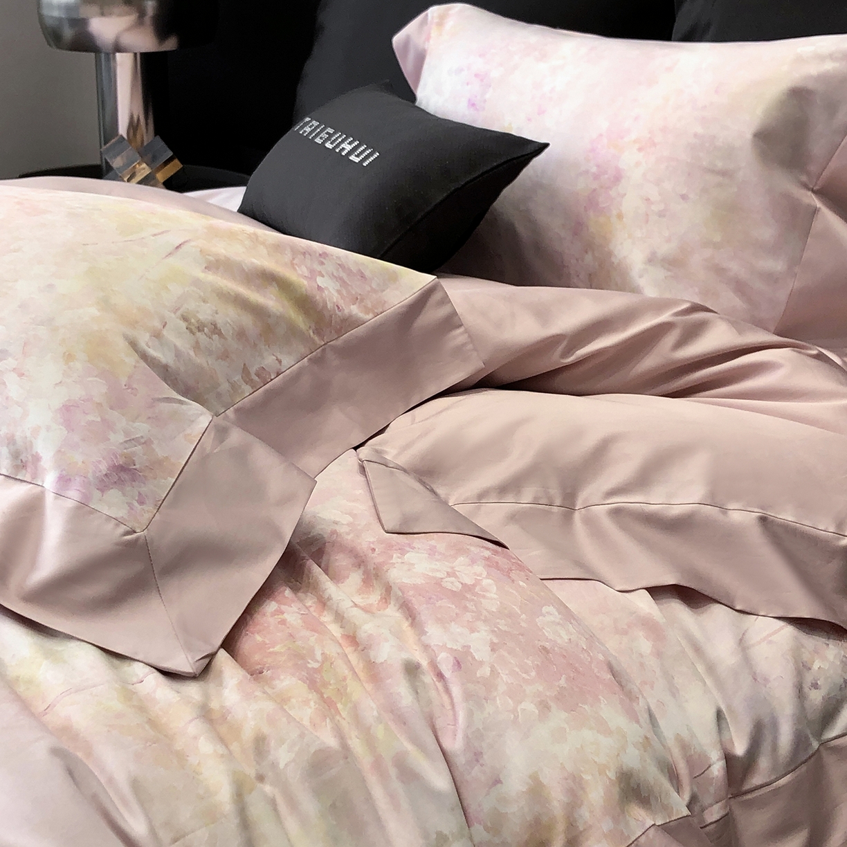 91家纺网 家纺一手货源 找家纺 太古汇家居 2026新款高支高密长绒棉专版数码印花四件套-会员260/280 券后控价——券后不低于348（严格按照控价） 沁园花语-粉色