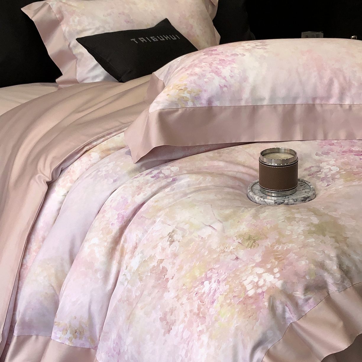 91家纺网 家纺一手货源 找家纺 太古汇家居 2026新款高支高密长绒棉专版数码印花四件套-会员260/280 券后控价——券后不低于348（严格按照控价） 沁园花语-粉色