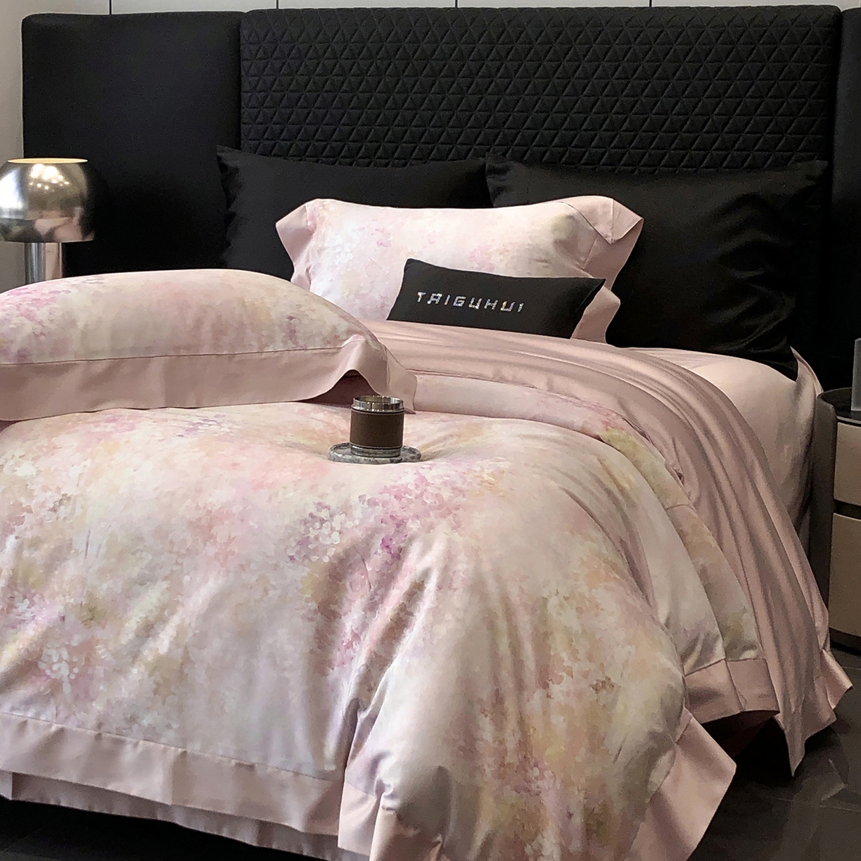 91家纺网 家纺一手货源 找家纺 太古汇家居 2026新款高支高密长绒棉专版数码印花四件套-会员260/280 券后控价——券后不低于348（严格按照控价） 沁园花语-粉色