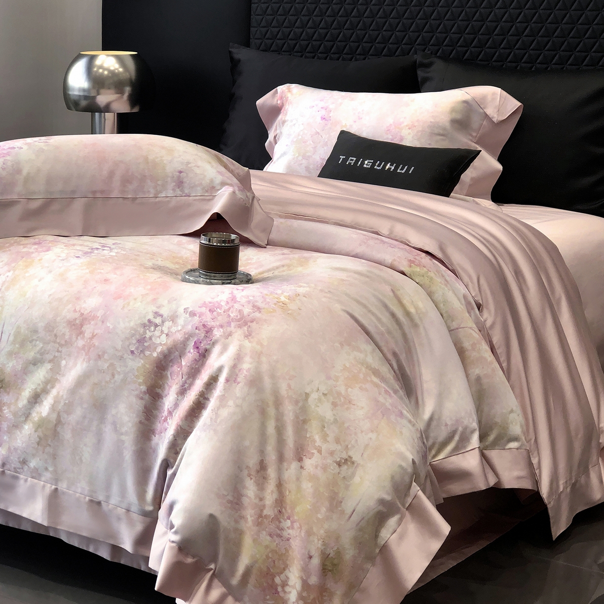 91家纺网 家纺一手货源 找家纺 太古汇家居 2026新款高支高密长绒棉专版数码印花四件套-会员260/280 券后控价——券后不低于348（严格按照控价） 沁园花语-粉色