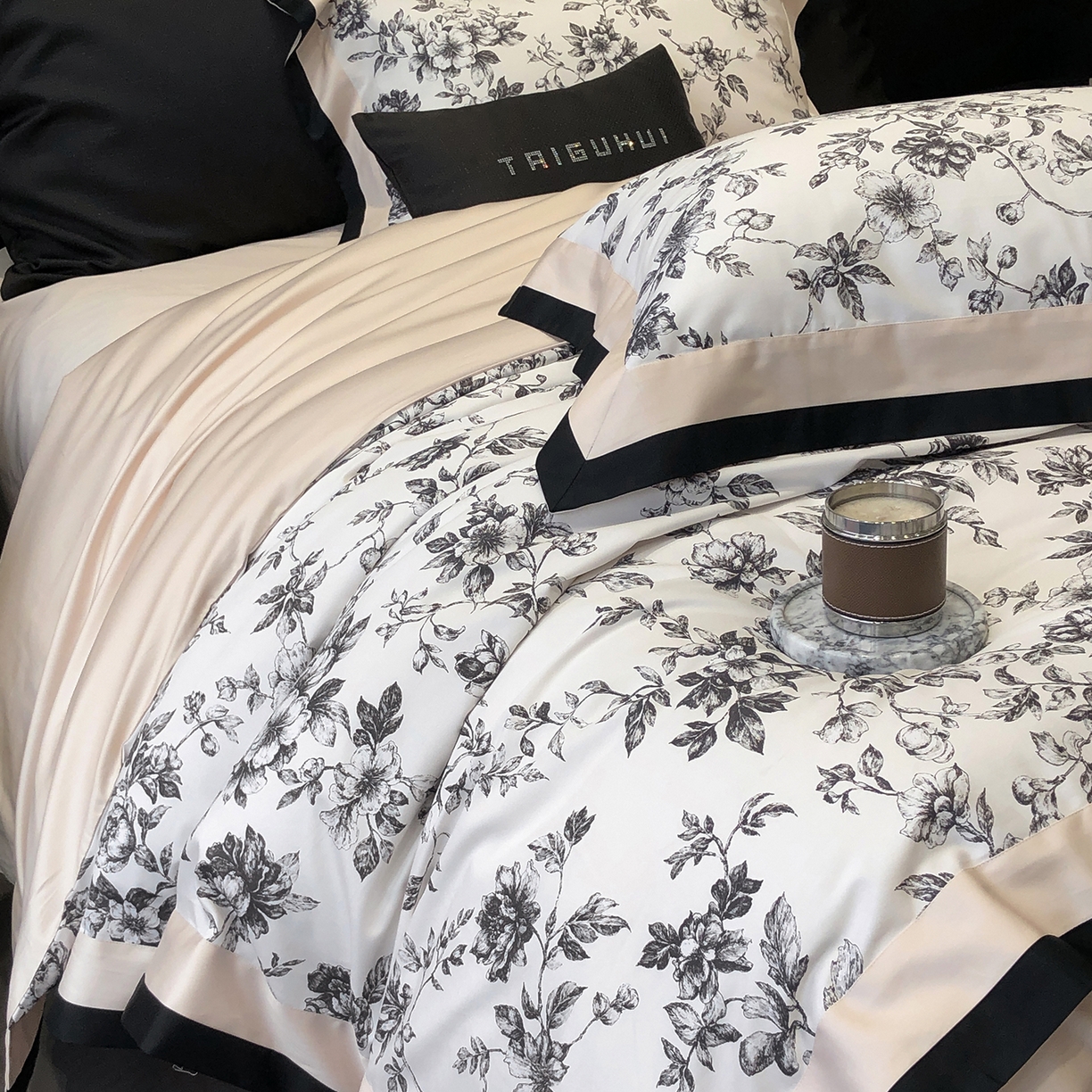 91家纺网 家纺一手货源 找家纺 太古汇家居 2026新款高支高密长绒棉专版数码印花四件套-会员260/280 券后控价——券后不低于348（严格按照控价） 艾德琳-粉色