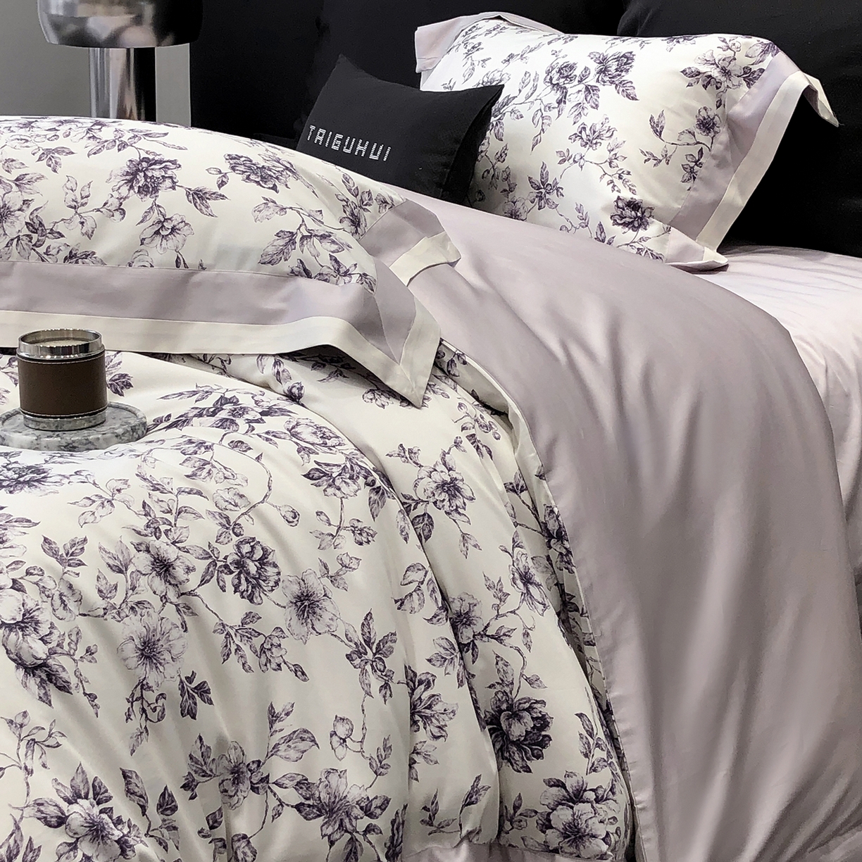 91家纺网 家纺一手货源 找家纺 太古汇家居 2026新款高支高密长绒棉专版数码印花四件套-会员260/280 券后控价——券后不低于348（严格按照控价） 艾德琳-紫色