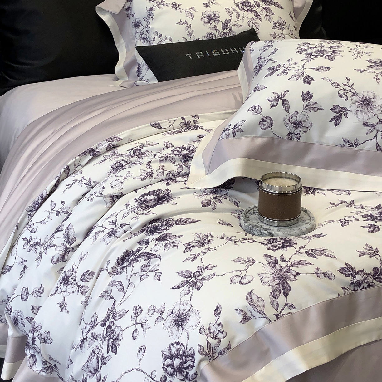 91家纺网 家纺一手货源 找家纺 太古汇家居 2026新款高支高密长绒棉专版数码印花四件套-会员260/280 券后控价——券后不低于348（严格按照控价） 艾德琳-紫色