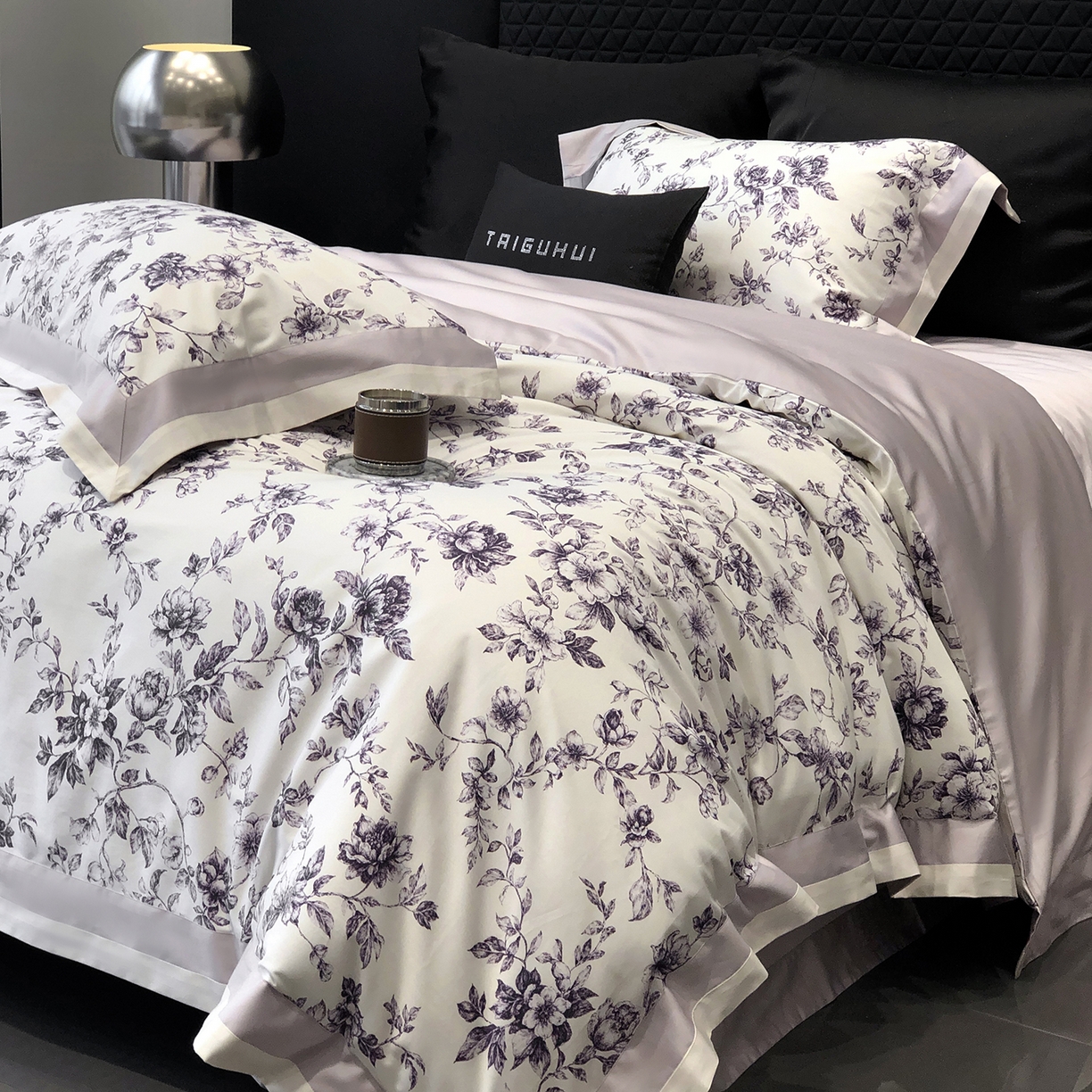 91家纺网 家纺一手货源 找家纺 太古汇家居 2026新款高支高密长绒棉专版数码印花四件套-会员260/280 券后控价——券后不低于348（严格按照控价） 艾德琳-紫色