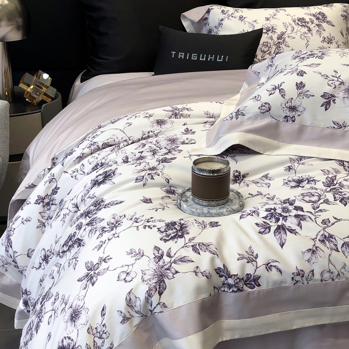 91家纺网 家纺一手货源 找家纺 太古汇家居 2026新款高支高密长绒棉专版数码印花四件套-会员260/280 券后控价——券后不低于348（严格按照控价） 艾德琳-紫色