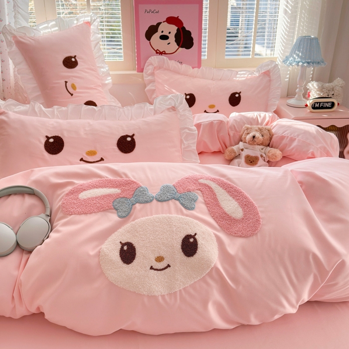 91家纺网 家纺一手货源 找家纺 易禾家纺 2026新款韩版卡通可爱风水洗棉毛巾绣四件套系列（专版花型） 小奶狗-浅粉