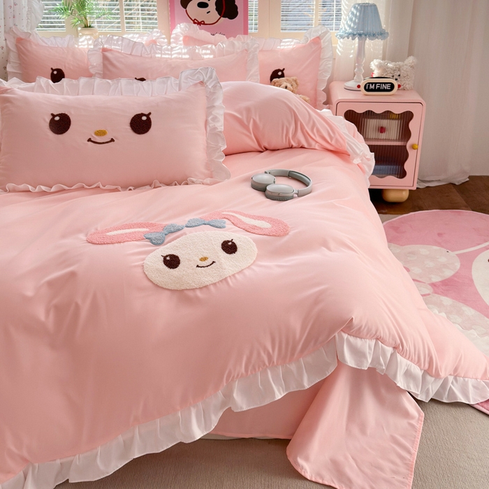 91家纺网 家纺一手货源 找家纺 易禾家纺 2026新款韩版卡通可爱风水洗棉毛巾绣四件套系列（专版花型） 小奶狗-浅粉