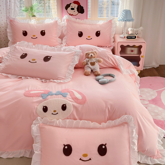 91家纺网 家纺一手货源 找家纺 易禾家纺 2026新款韩版卡通可爱风水洗棉毛巾绣四件套系列（专版花型） 小奶狗-浅粉