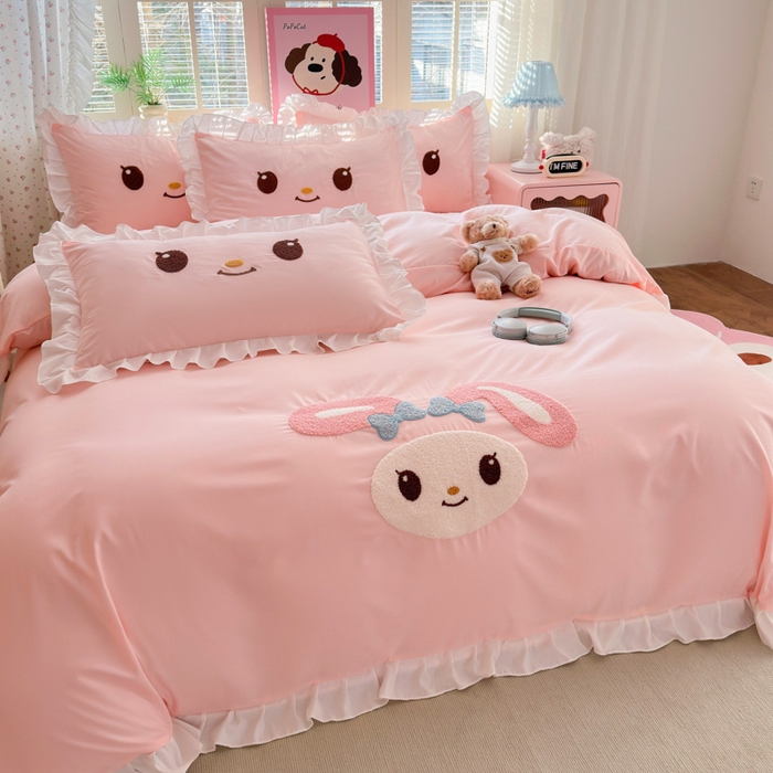 91家纺网 家纺一手货源 找家纺 易禾家纺 2026新款韩版卡通可爱风水洗棉毛巾绣四件套系列（专版花型） 小奶狗-浅粉
