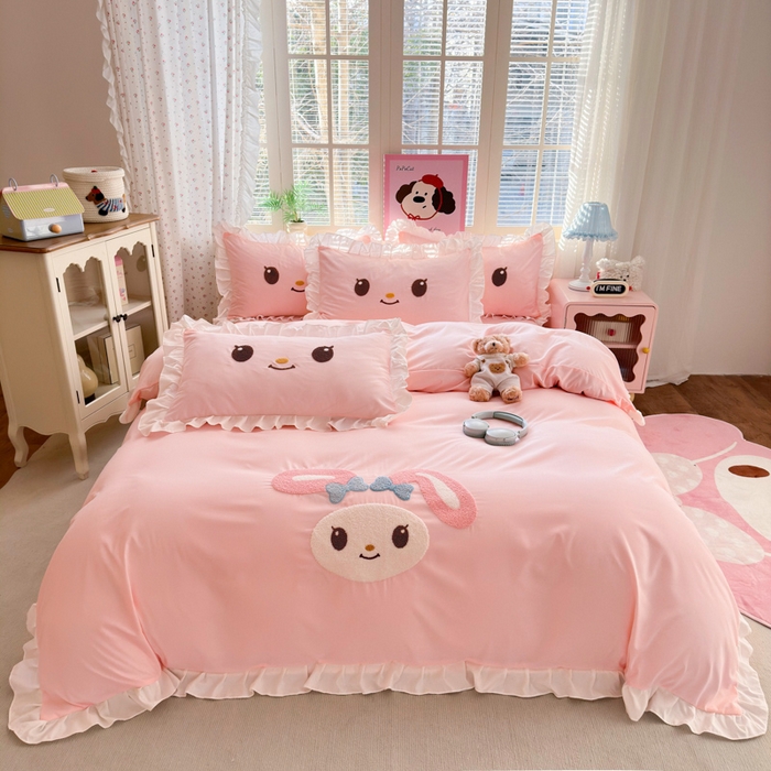 91家纺网 家纺一手货源 找家纺 易禾家纺 2026新款韩版卡通可爱风水洗棉毛巾绣四件套系列（专版花型） 小奶狗-浅粉