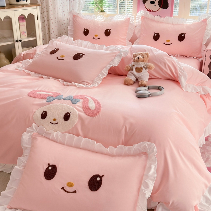 91家纺网 家纺一手货源 找家纺 易禾家纺 2026新款韩版卡通可爱风水洗棉毛巾绣四件套系列（专版花型） 小奶狗-浅粉