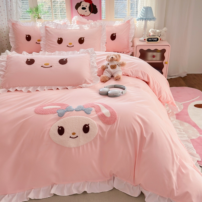 91家纺网 家纺一手货源 找家纺 易禾家纺 2026新款韩版卡通可爱风水洗棉毛巾绣四件套系列（专版花型） 小奶狗-浅粉