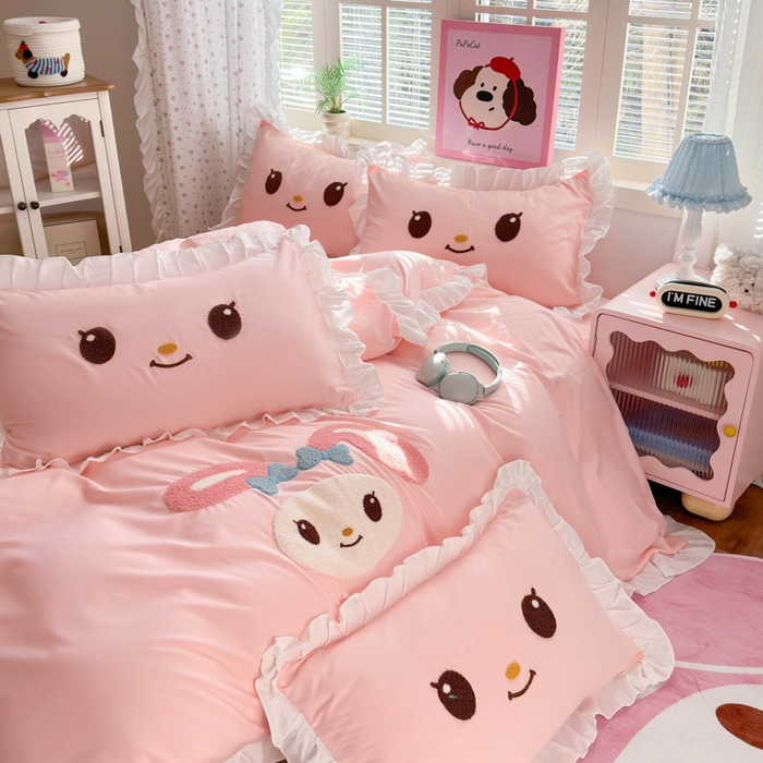 91家纺网 家纺一手货源 找家纺 易禾家纺 2026新款韩版卡通可爱风水洗棉毛巾绣四件套系列（专版花型） 小奶狗-浅粉