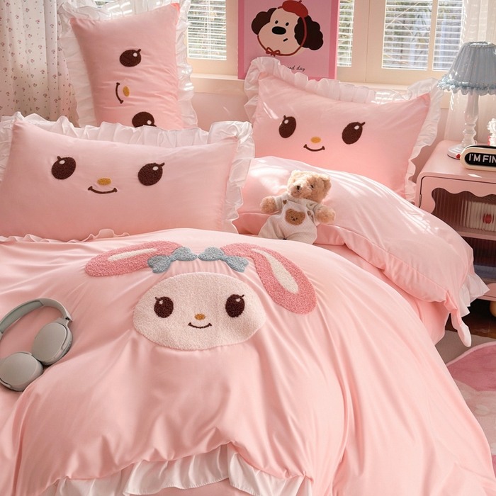 91家纺网 家纺一手货源 找家纺 易禾家纺 2026新款韩版卡通可爱风水洗棉毛巾绣四件套系列（专版花型） 小奶狗-浅粉