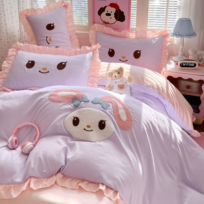 91家纺网 家纺一手货源 找家纺 易禾家纺 2026新款韩版卡通可爱风水洗棉毛巾绣四件套系列（专版花型） 小奶狗-紫粉