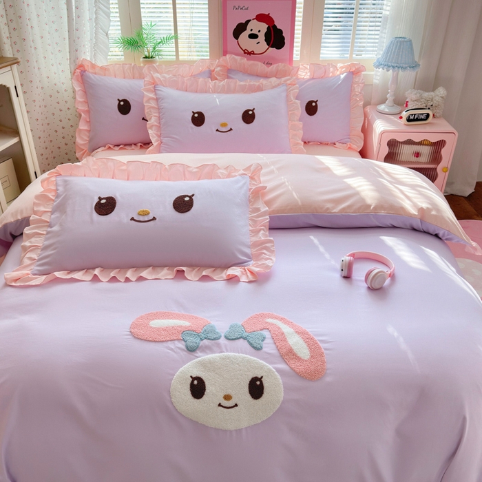 91家纺网 家纺一手货源 找家纺 易禾家纺 2026新款韩版卡通可爱风水洗棉毛巾绣四件套系列（专版花型） 小奶狗-紫粉