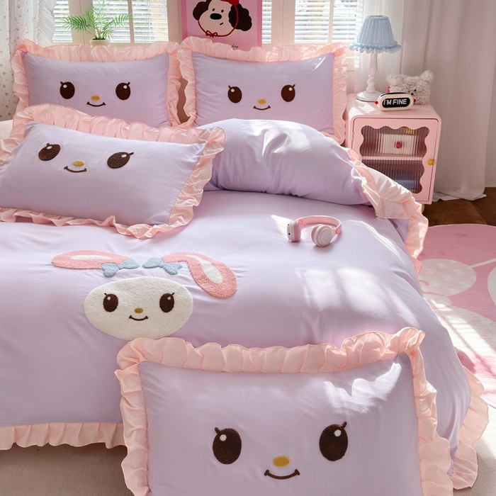 91家纺网 家纺一手货源 找家纺 易禾家纺 2026新款韩版卡通可爱风水洗棉毛巾绣四件套系列（专版花型） 小奶狗-紫粉