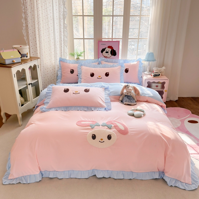 91家纺网 家纺一手货源 找家纺 易禾家纺 2026新款韩版卡通可爱风水洗棉毛巾绣四件套系列（专版花型） 小奶狗-粉蓝