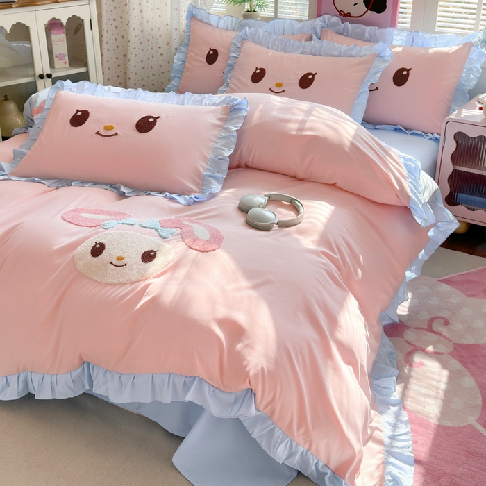 91家纺网 家纺一手货源 找家纺 易禾家纺 2026新款韩版卡通可爱风水洗棉毛巾绣四件套系列（专版花型） 小奶狗-粉蓝