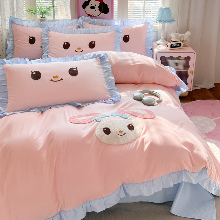 91家纺网 家纺一手货源 找家纺 易禾家纺 2026新款韩版卡通可爱风水洗棉毛巾绣四件套系列（专版花型） 小奶狗-粉蓝