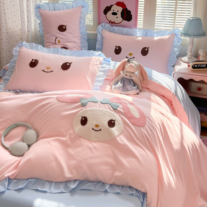 91家纺网 家纺一手货源 找家纺 易禾家纺 2026新款韩版卡通可爱风水洗棉毛巾绣四件套系列（专版花型） 小奶狗-粉蓝