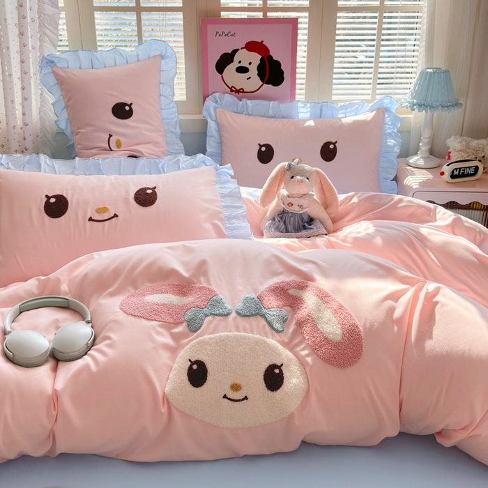 91家纺网 家纺一手货源 找家纺 易禾家纺 2026新款韩版卡通可爱风水洗棉毛巾绣四件套系列（专版花型） 小奶狗-粉蓝