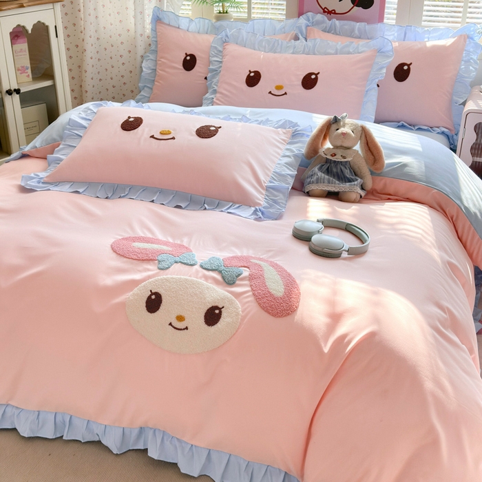 91家纺网 家纺一手货源 找家纺 易禾家纺 2026新款韩版卡通可爱风水洗棉毛巾绣四件套系列（专版花型） 小奶狗-粉蓝