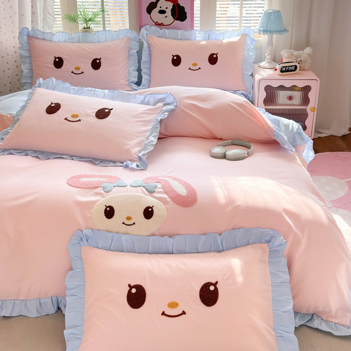 91家纺网 家纺一手货源 找家纺 易禾家纺 2026新款韩版卡通可爱风水洗棉毛巾绣四件套系列（专版花型） 小奶狗-粉蓝