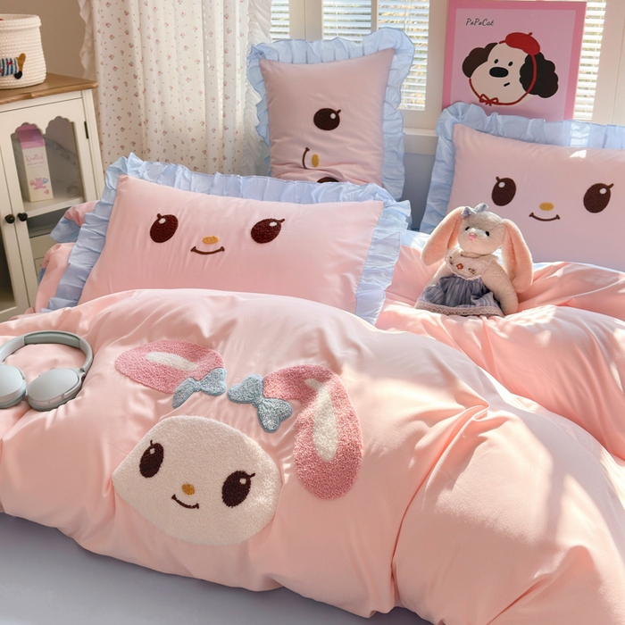 91家纺网 家纺一手货源 找家纺 易禾家纺 2026新款韩版卡通可爱风水洗棉毛巾绣四件套系列（专版花型） 小奶狗-粉蓝