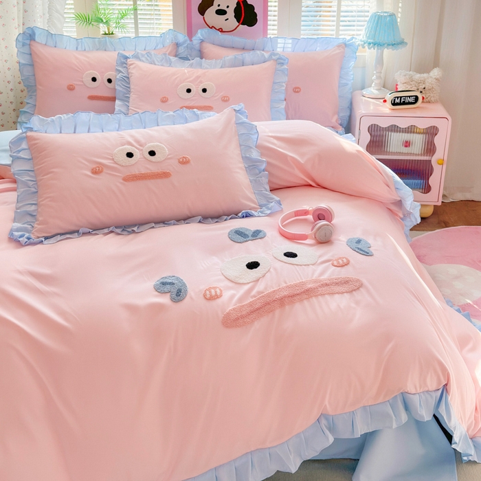 91家纺网 家纺一手货源 找家纺 易禾家纺 2026新款韩版卡通可爱风水洗棉毛巾绣四件套系列（专版花型） 大嘴鱼-粉蓝