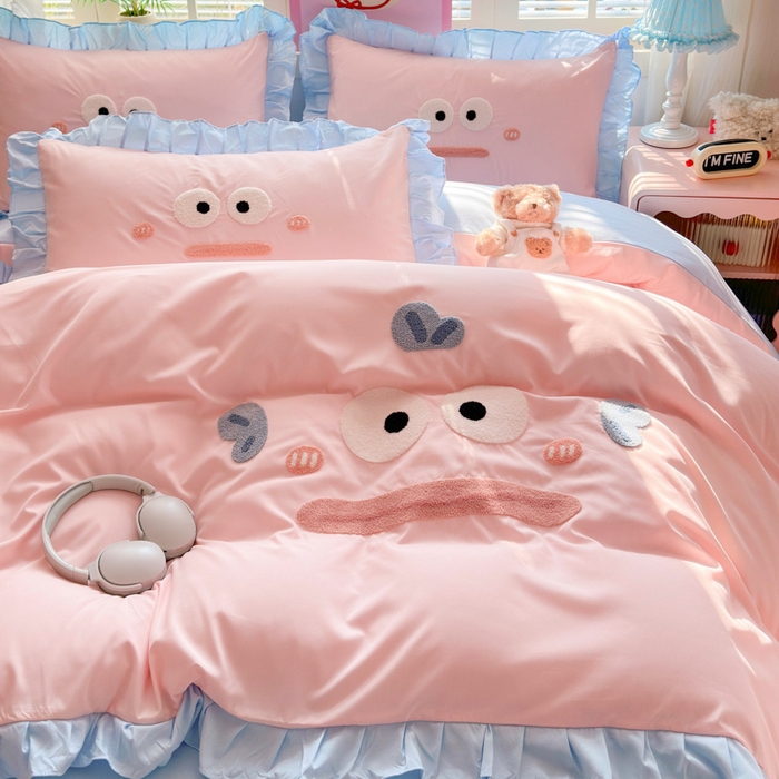 91家纺网 家纺一手货源 找家纺 易禾家纺 2026新款韩版卡通可爱风水洗棉毛巾绣四件套系列（专版花型） 大嘴鱼-粉蓝