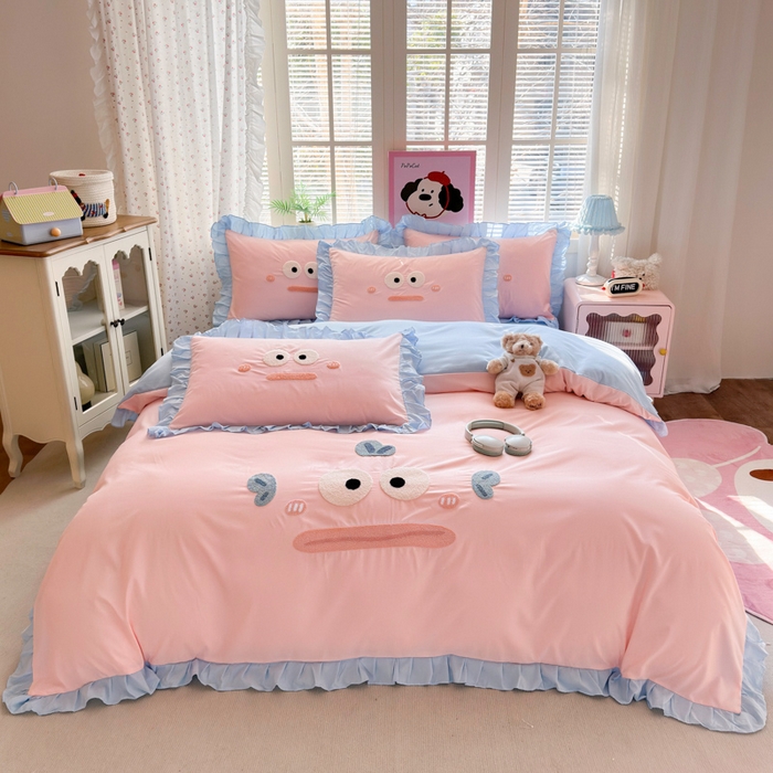 91家纺网 家纺一手货源 找家纺 易禾家纺 2026新款韩版卡通可爱风水洗棉毛巾绣四件套系列（专版花型） 大嘴鱼-粉蓝