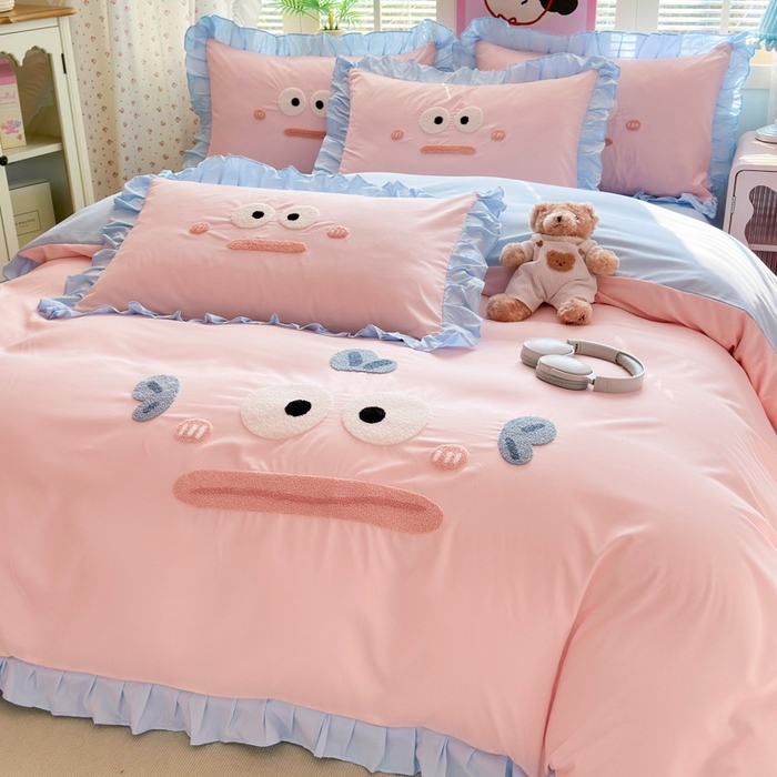 91家纺网 家纺一手货源 找家纺 易禾家纺 2026新款韩版卡通可爱风水洗棉毛巾绣四件套系列（专版花型） 大嘴鱼-粉蓝