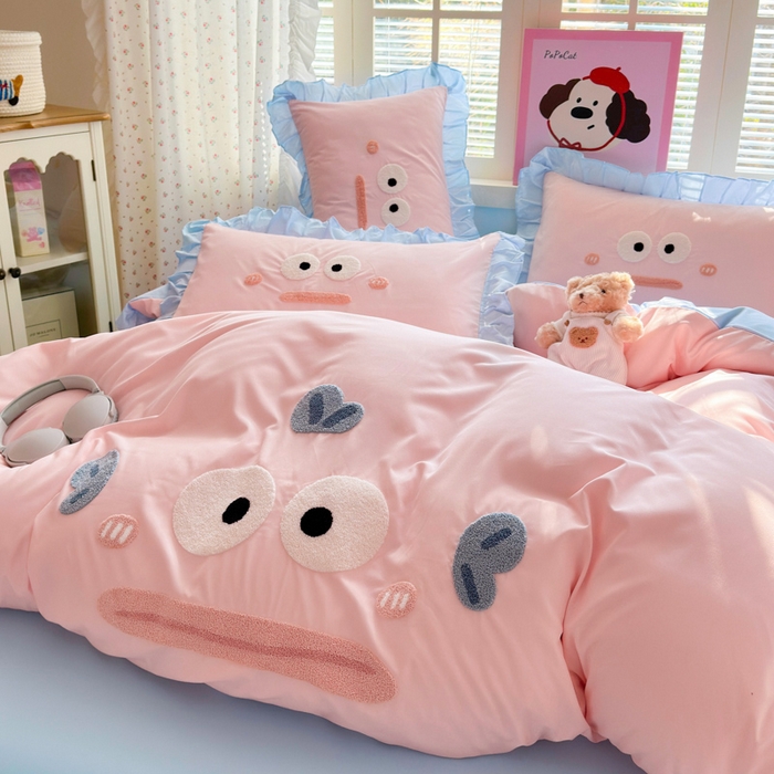 91家纺网 家纺一手货源 找家纺 易禾家纺 2026新款韩版卡通可爱风水洗棉毛巾绣四件套系列（专版花型） 大嘴鱼-粉蓝